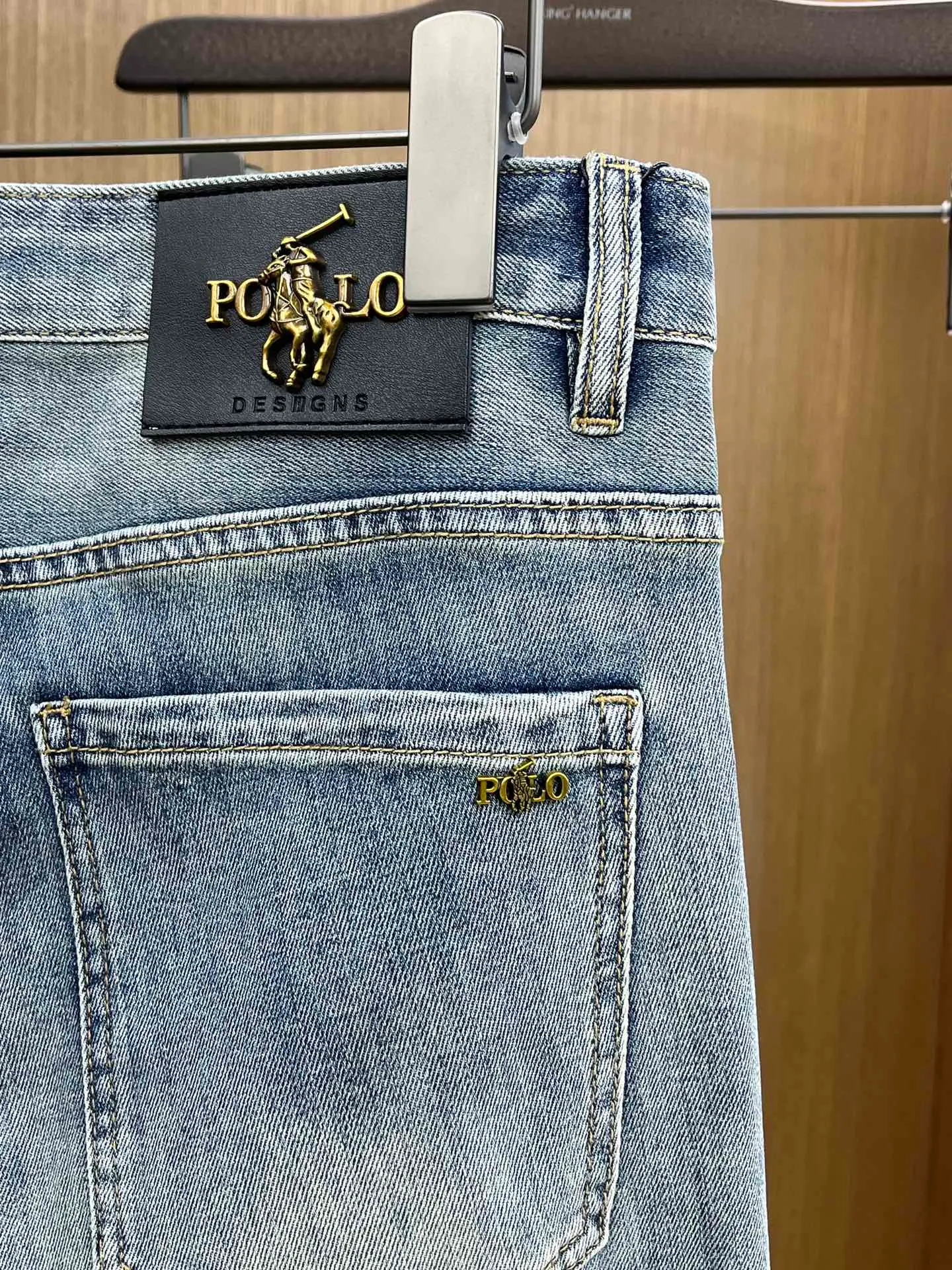P250 Polo high-end customization 25ss spring and summer new style men's small straight original jeans Early spring new style super soft, stretch fabric, complex handicraft superposition, any washing process will turn into a completely different color effect if you stay for a few seconds longer, so it is more precious, especially durable and taste-resistant... Use the best elastic texture of tannins, genuine leather labels, high-end metal accessories... to create a unique and original jeans style! Original hardware accessories, super correct fit, comfortable and breathable, extremely high-grade, XD counter quality, handsome upper body. Code number: 28-38 no 35 37